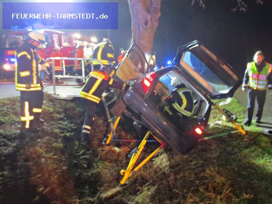 THY - PKW/Baum Person eingeklemmt