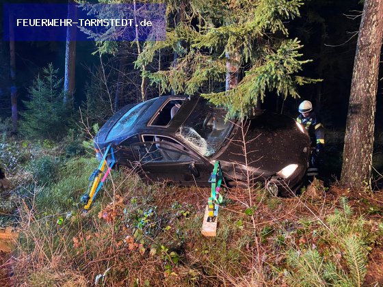 TH1-Y - PKW gegen Baum, 1 Person klemmt